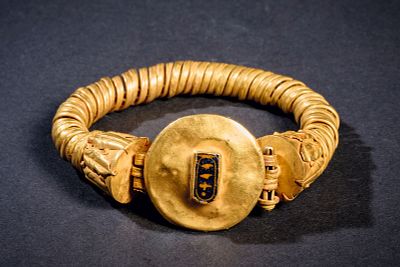 Gold bangle with cartouche of Pharaoh Pije (Pianchi). Golden spiral bracelet with a two-cloured 