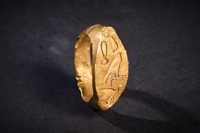 Solid gold royal signet ring. Solid gold king's ring, 14.95g, ringsize 9.1 (US), S (UK), 20 