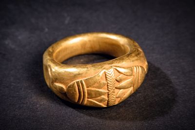 Gold ring with lotus blossoms. Golden ring with lotus blossoms, 6.62g, ringsize 7.6 (US), P 