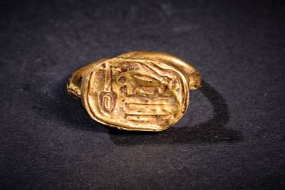Gold ring with hieroglyphs. Golden ring with hieroglyphs, 2.93g, ringsize 8.0 (US), P 1/2 (UK) 