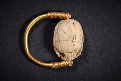 Gold ring with a scarab. Golden ring with scarab, 4.09g, ringsize 5.3 (US), K (UK), 10 (F). A 