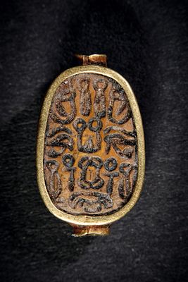 Middle part of a gold ring with steatite. Middle part of a fingerring, brown steatite encased 