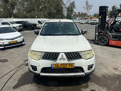 מיצובישי L200 מודל 2011. יד רביעית
צבע: לבן, מנוע: דיזל, נפח מנוע: 2,477 סמ"ק, מפתח: יש.
על 