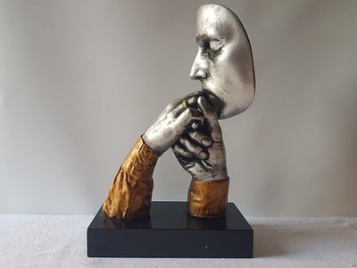 פסל מעוצב , נשיקת יד אישה .
עשוי חומר יצוק לא ידוע על משטח עץ .
אומן לא מזוהה .
קיימים סימני זמן .