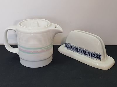 נעמן.
זוג פרטי וינטג עשויים פורצלן מתקן למפיות ומתקן לחלב.
תוצרת ישראל מחצית שניה של המאה ה-20.