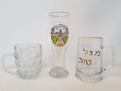 3 כוסות בירה מעוצבות .
1 בעיטור הזהבה והדפס עם כיתוב karlsruhe.
2 בעיטור הזהבה כיתוב מזל טוב.
3