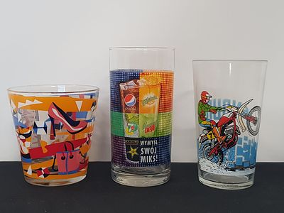 3 כוסות שתייה מעוצבות.
1 כוס וינטג' מעוטר בהדפס אופנוען וכיתוב enduro תוצרת צרפת.
2 כוס בחסות