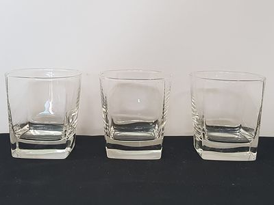 3 כוסות זכוכית בעיצוב מרובע לשתיה חריפה.
יצרן לא מזוהה.
קיימים סימני זמן קלים. גובה 8 ס"מ.