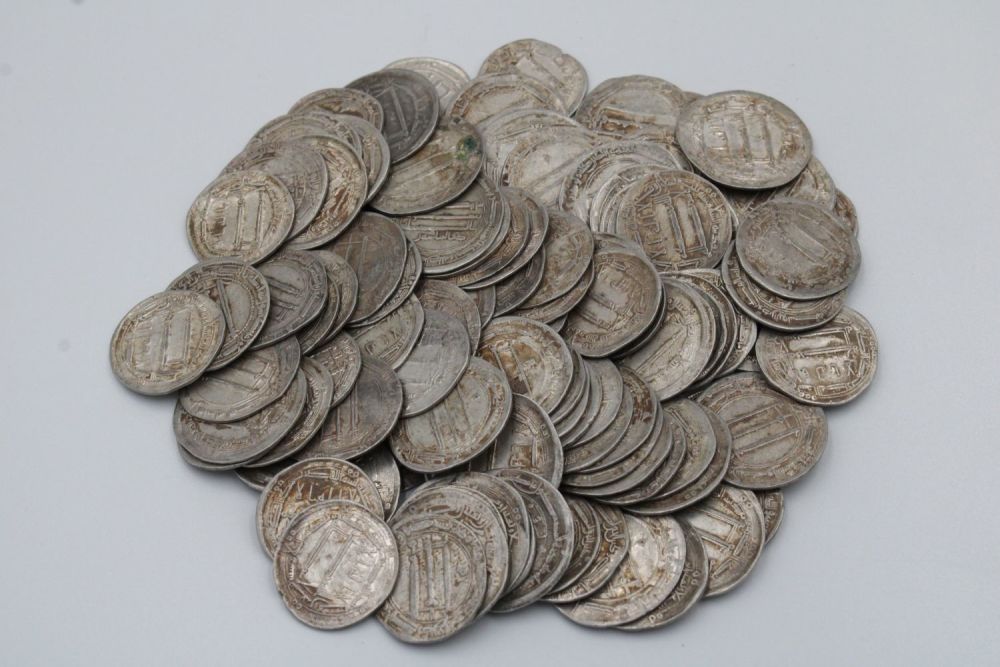 Lot 143: A Set of 100 Silver Coins from the...