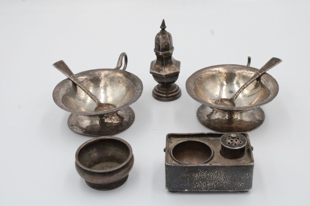Lot 312: Mixed lot of silver items, including 2 small...