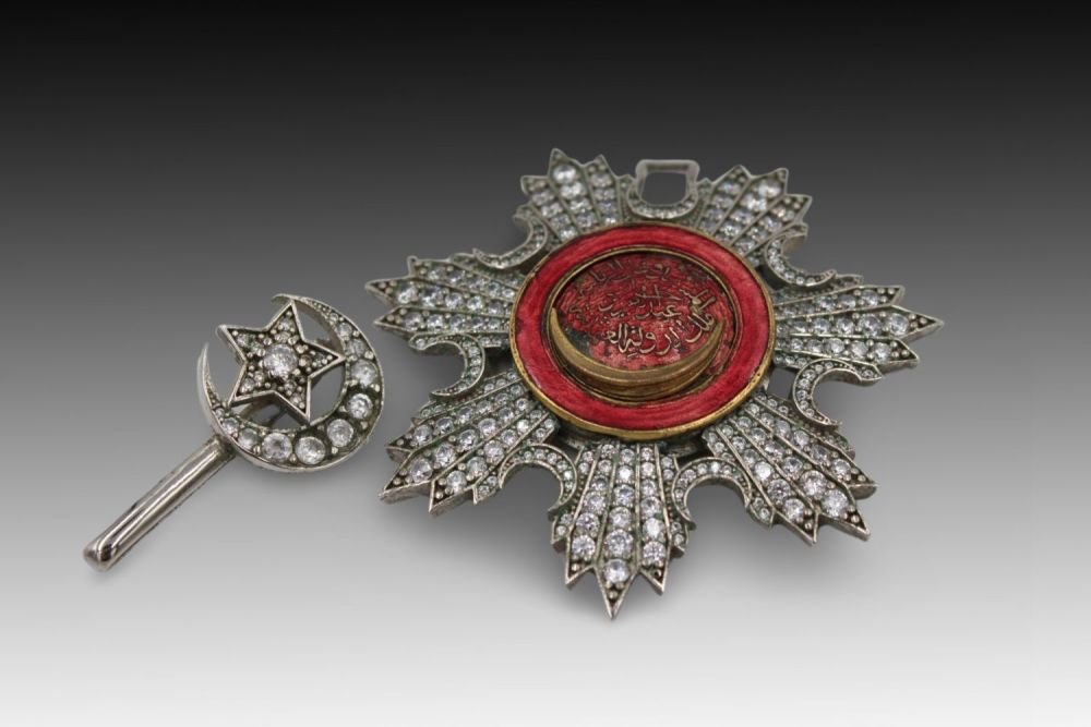 Lot 91: An Islamic Ottoman White Metal Medal Brooch with...