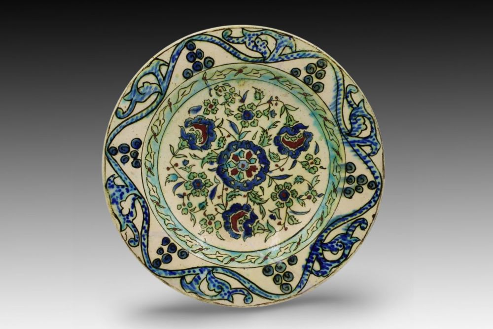 Lot 98: An Iznik Plate from around the 19th Century.