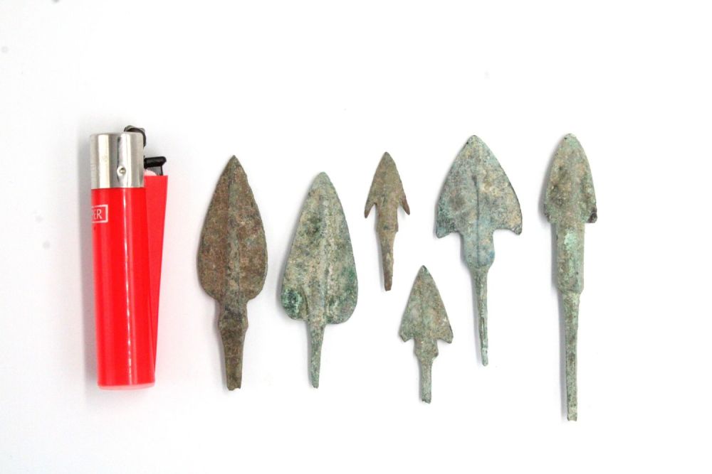 Lot 150: A Lot of 6 Luristan Bronze Arrowheads from...