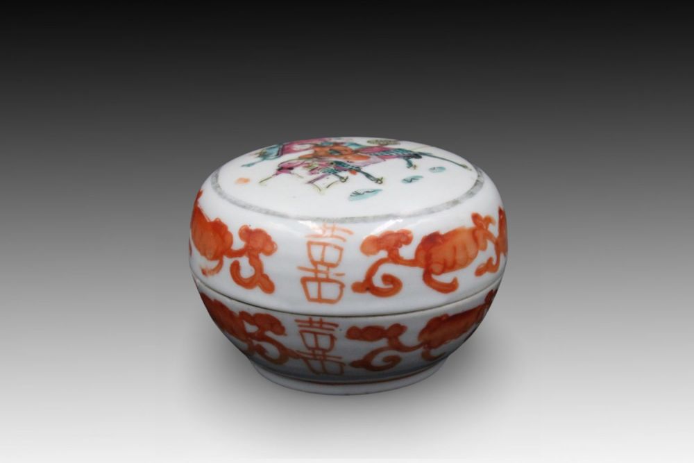 Lot 181: A Chinese Sugar Pot with a Lid from...
