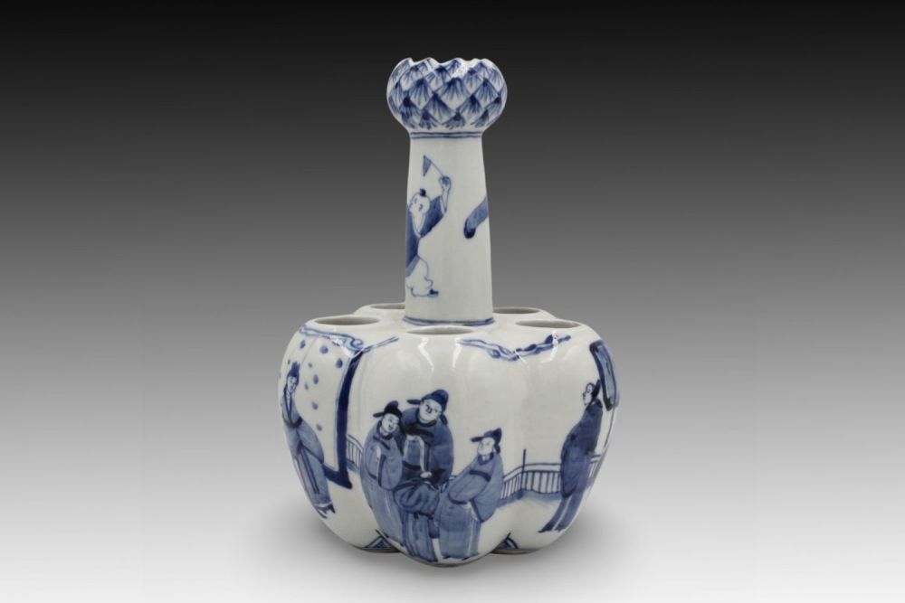Lot 189: A Vintage Chinese Blue & White Porcelain Crocus...