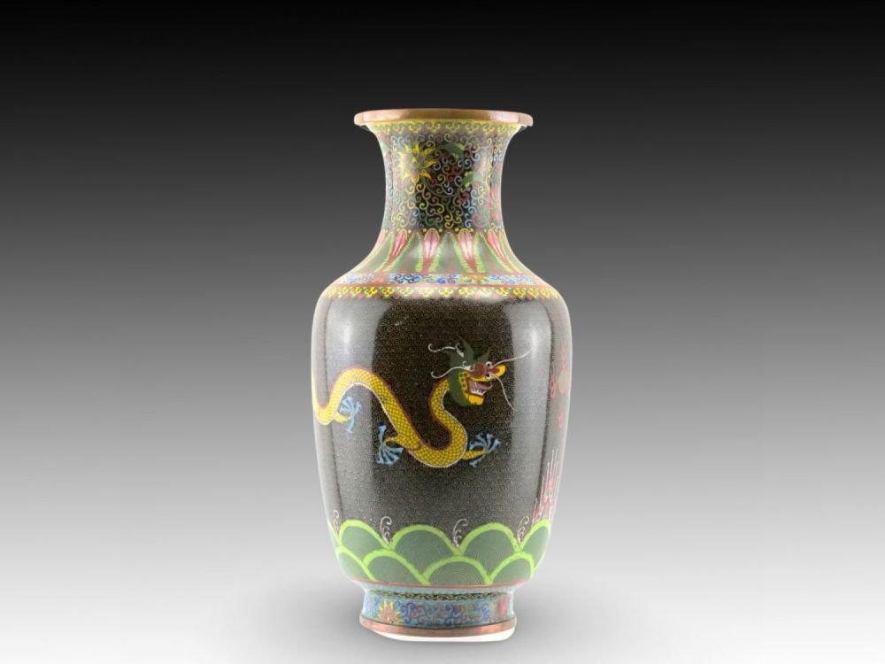 Lot 198: A Chinese Cloisonné Vase from the 19th Century