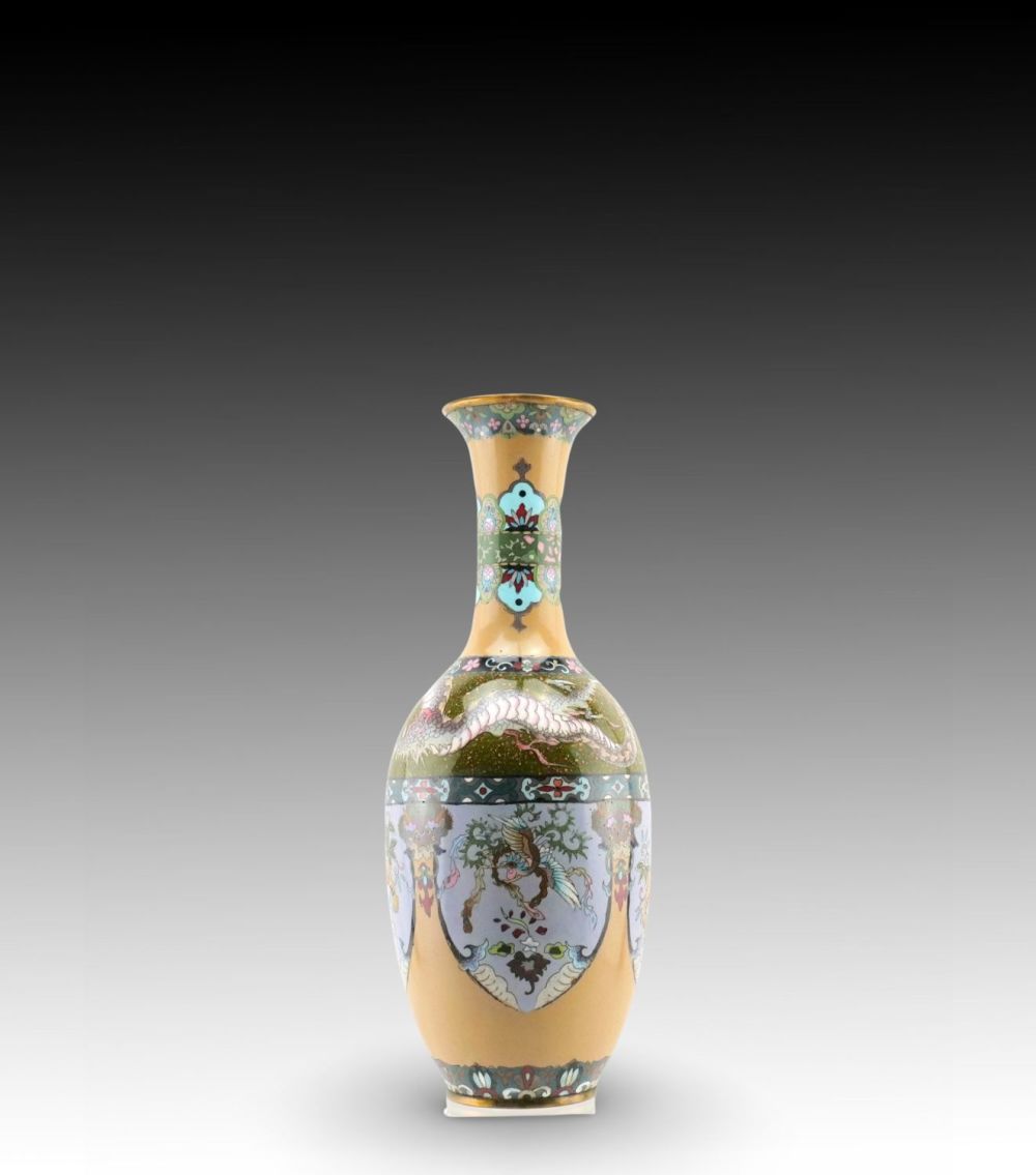 Lot 199: A Chinese Cloisonné Vase from the 19th Century