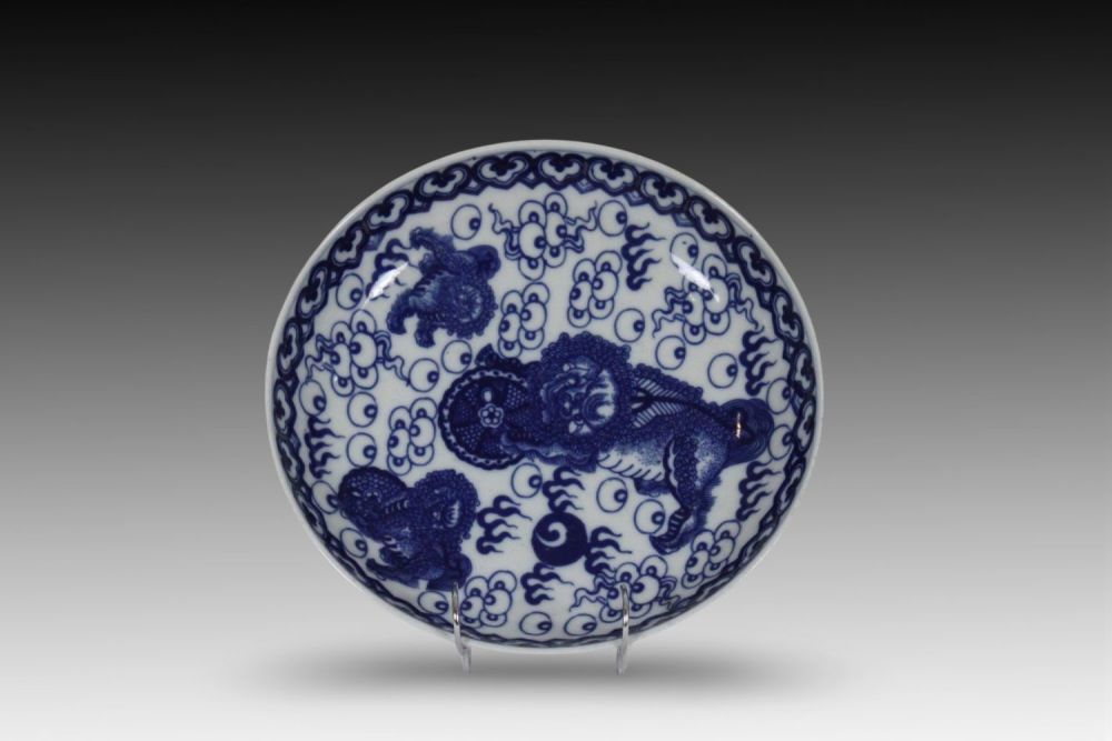 Lot 252: A Chinese Blue & White Porcelain Plate. The...
