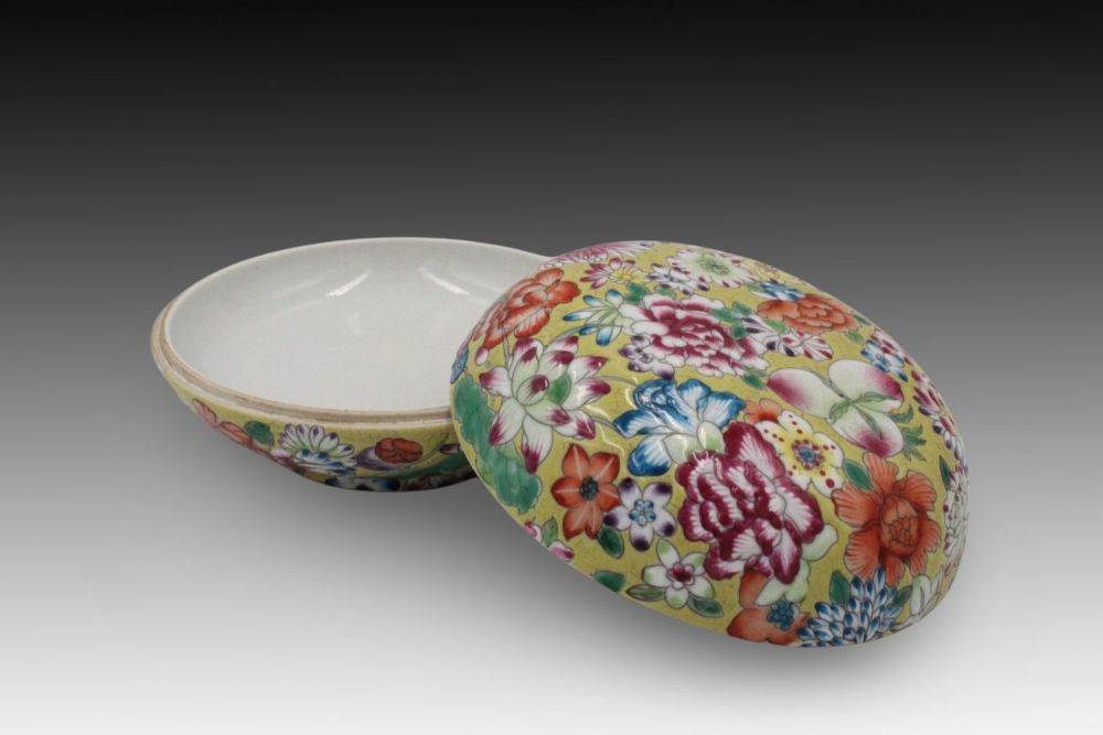 Lot 253: A Chinese Porcelain Paste-Box Decorated with Flowers