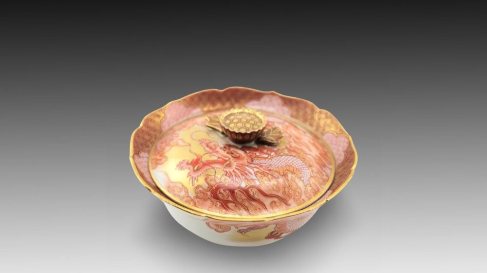 Lot 267: A Japanese Dragon Bowl from the Kutani Period...