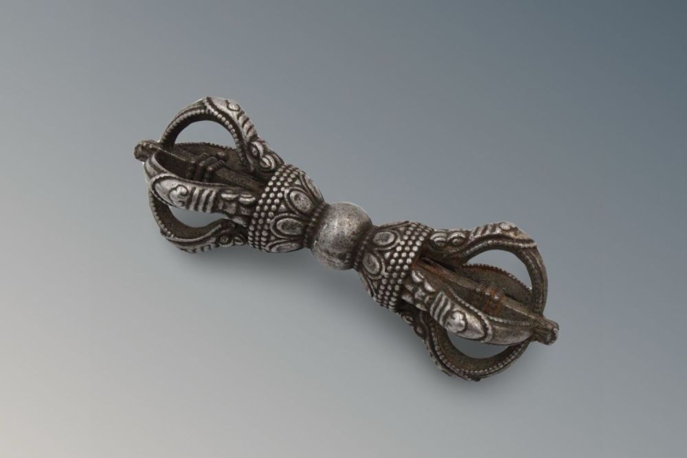 Lot 274: A Tibetan Iron Vajra