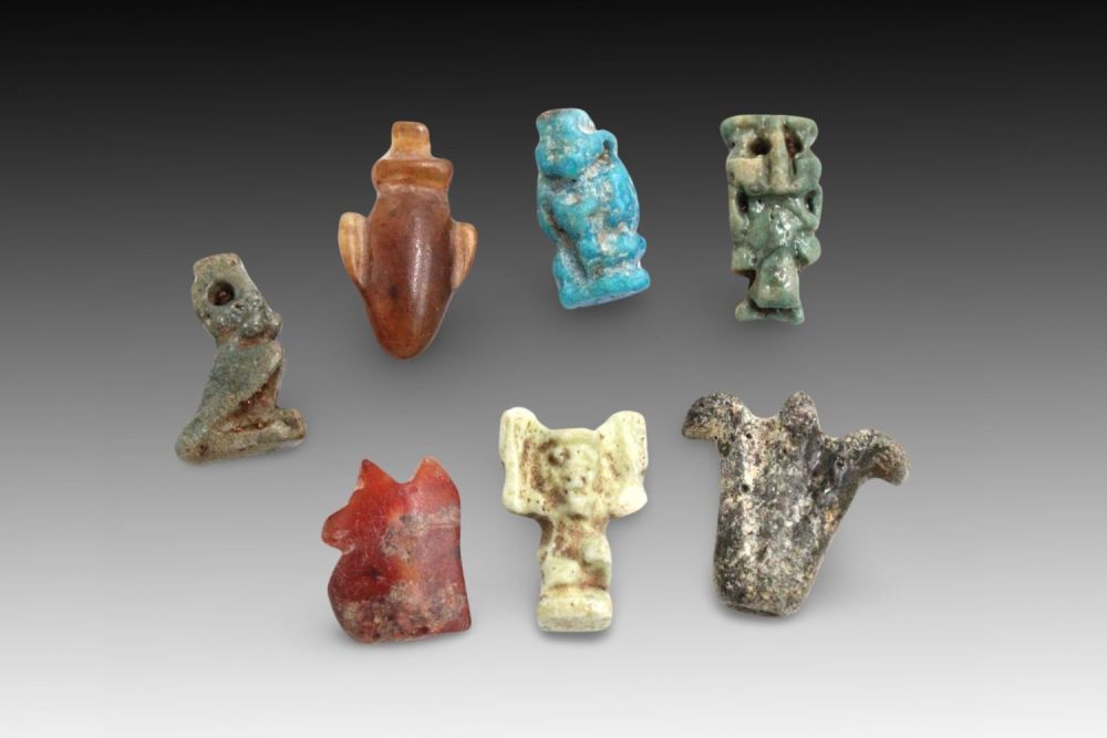 Lot 325: A Lot of 7 Egyptian Pendants
