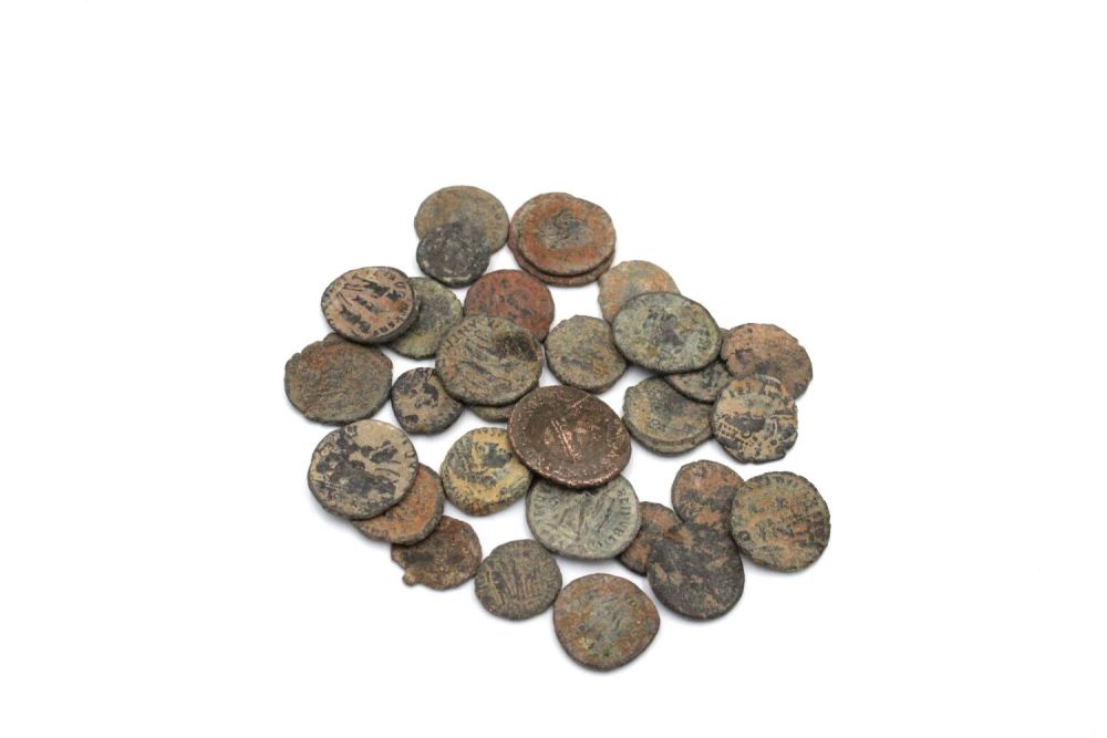 Lot 386: A Lot of 30 Roman Bronze Coins from...