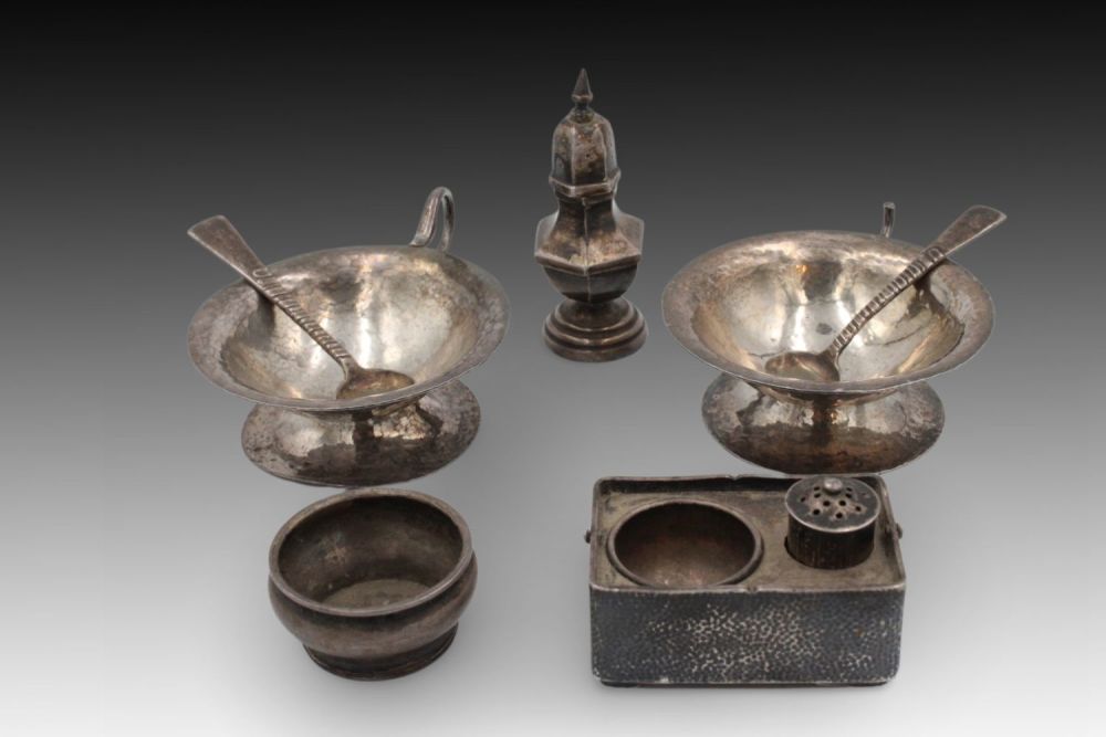 Lot 392: A Lot of 8 Silver Items.