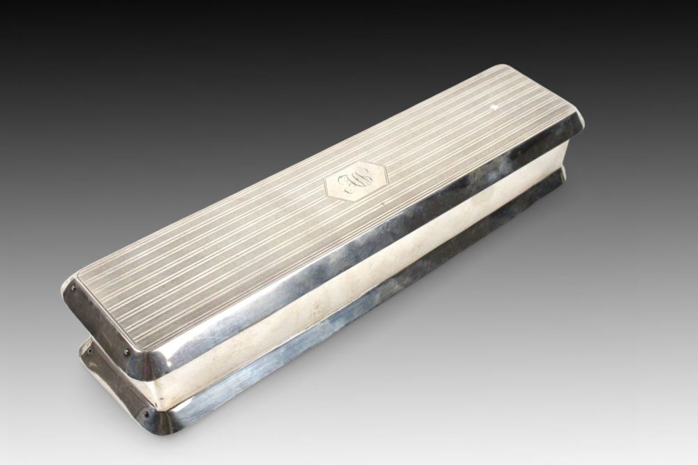 Lot 403: A London Silver Snuff Box marked in 1925
