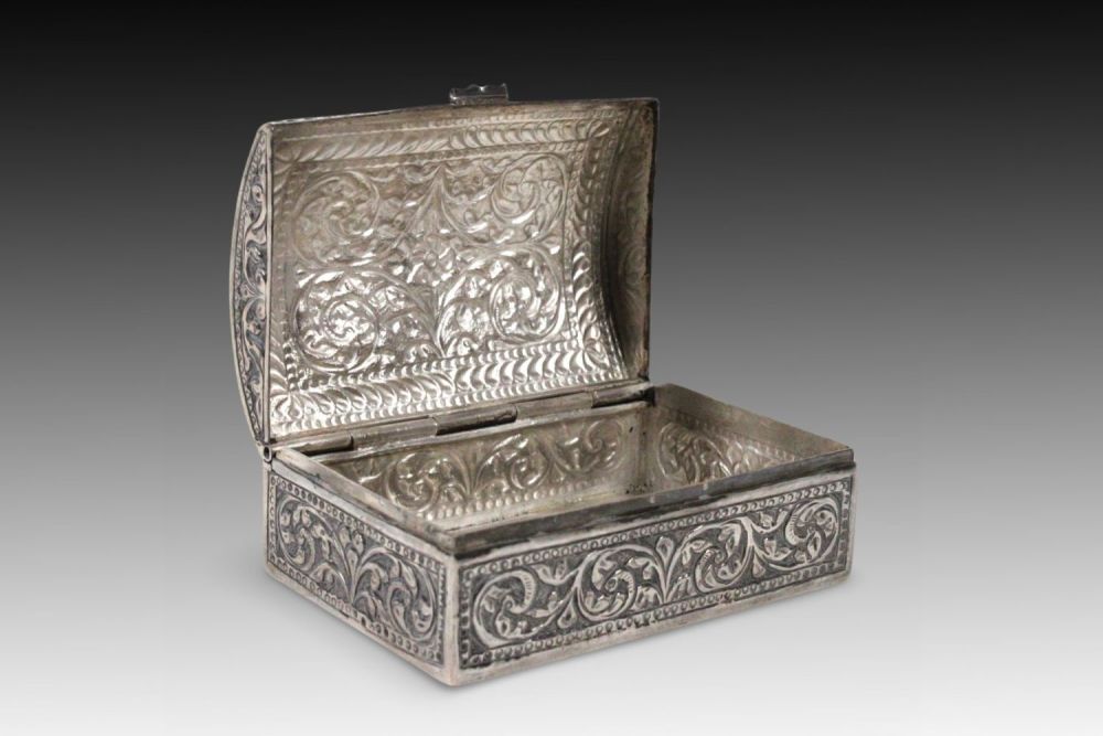 Lot 415: An Indian Silver Cigarette Case