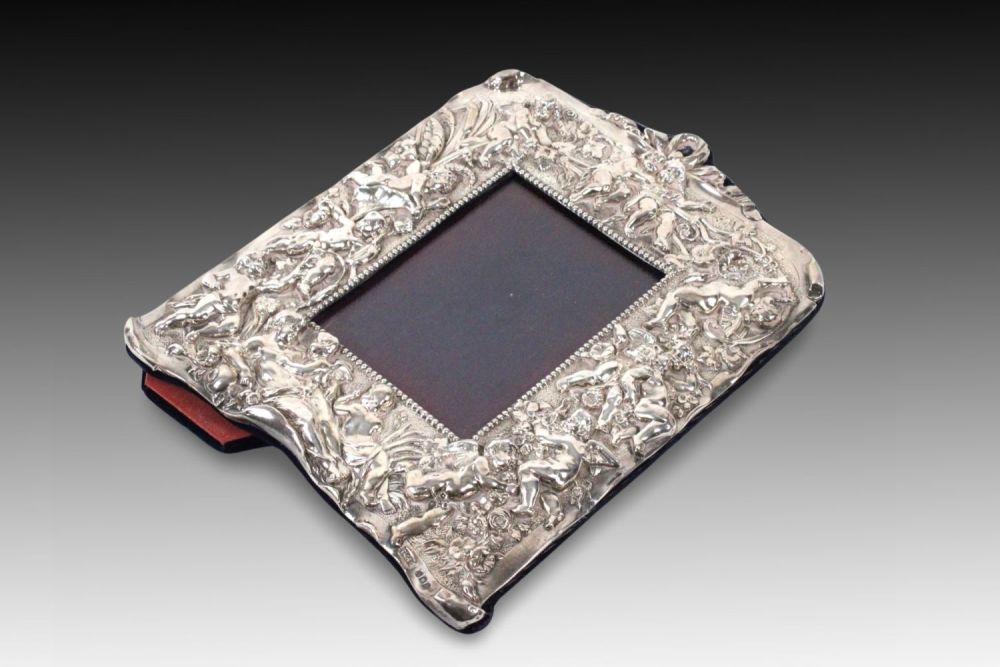 Lot 421: A Decorative Britannia 1987 London Silver Frame