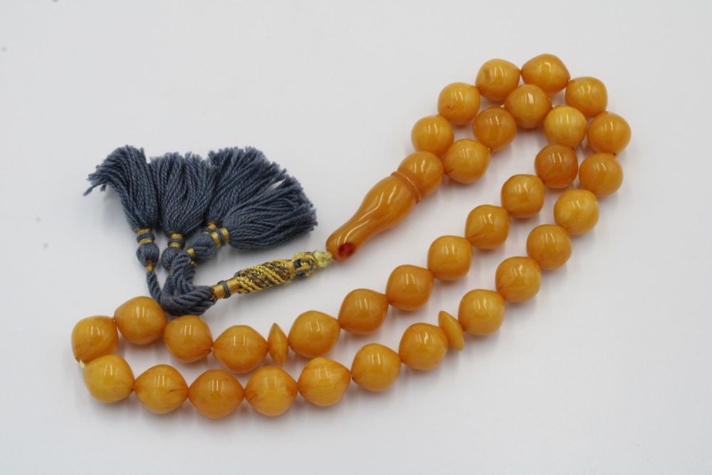 Lot 132: A Rare Islamic Bakelite Tasbih Prayer Beads.