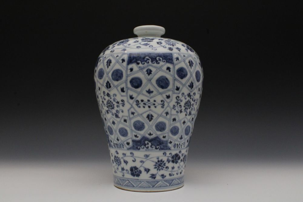 Lot 225: A Chinese Porcelain Blue & White Flower Vase.