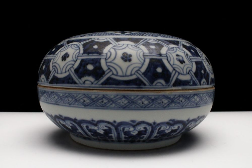 Lot 248: A Chinese Blue & White Porcelain Cover Box...