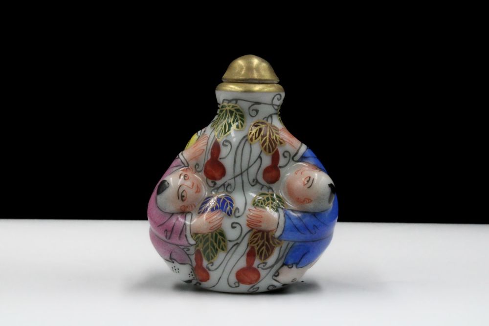 Lot 331: A Chinese Porcelain Snuff Bottle Depicting 3 People...