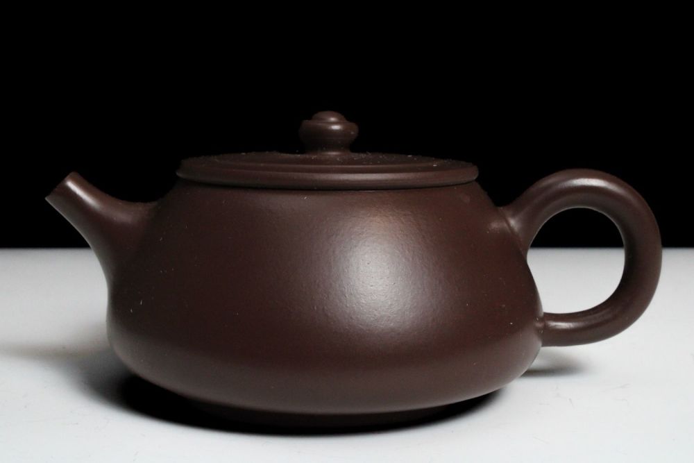 Lot 341: A Chinese Yixing Zisha Teapot with Character Marks...