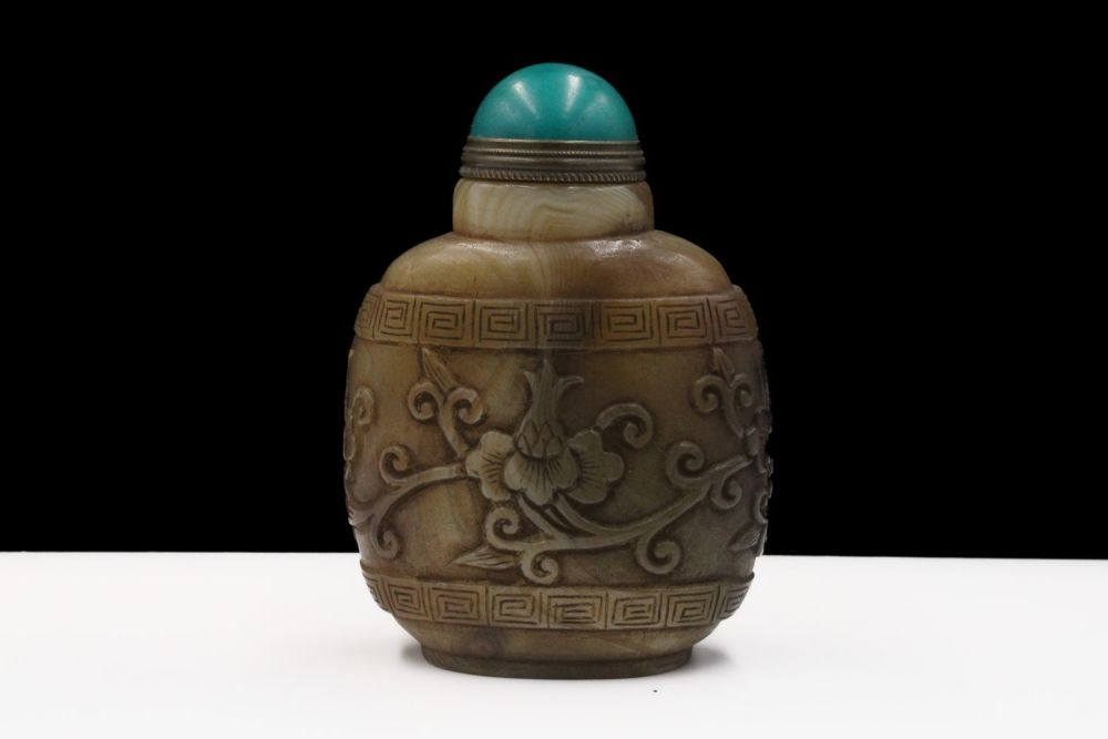 Lot 376: A Rare Chinese Agate Snuff Bottle with Intricate...