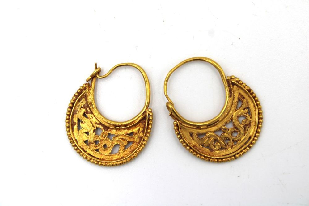 Lot 412: A Byzantine Gold Pair of Earrings from 500-...
