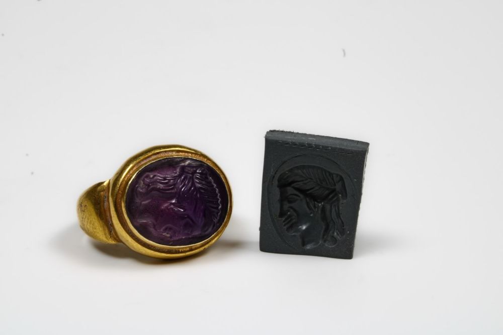 Lot 443: An Amethyst Cameo Gold Ring in Greek Style...