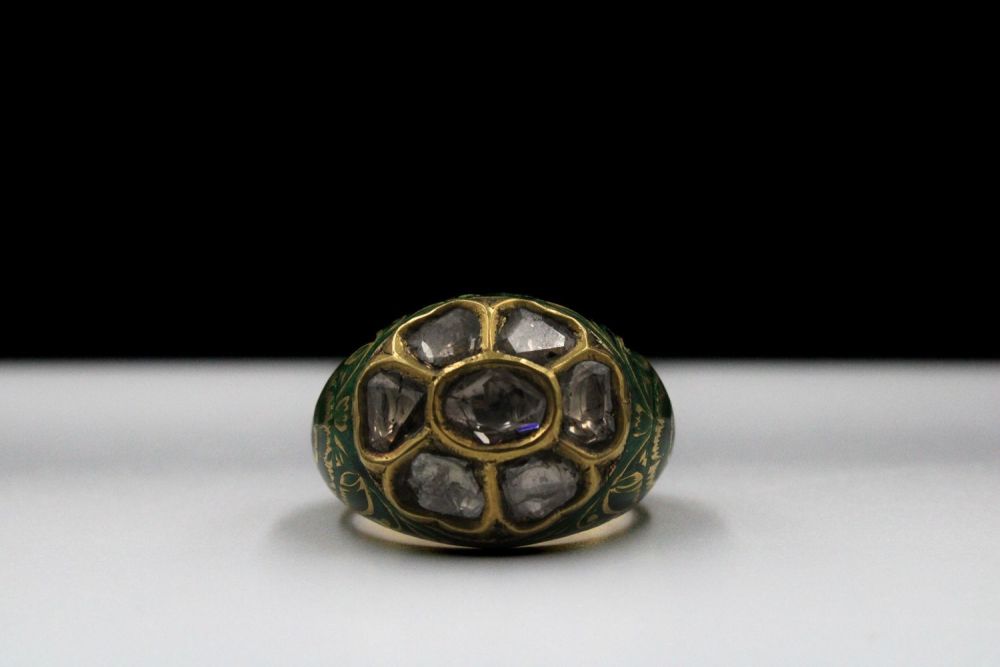 Lot 451: An Indian Gold and Enamel Polki Diamond Ring.