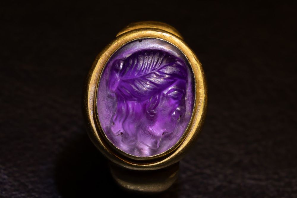 Lot 431: An Amethyst Cameo Gold Ring in Greek Style...