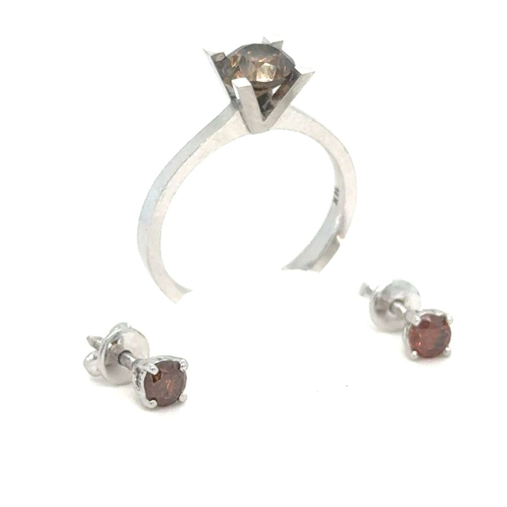 Lot 440: A Lot of a Champagne Diamond Ring in...