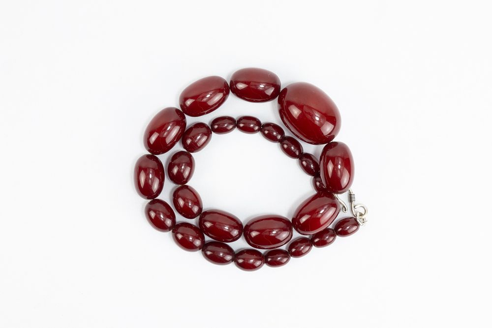 Lot 39: A Graduated Cherry Amber Beads Necklace.