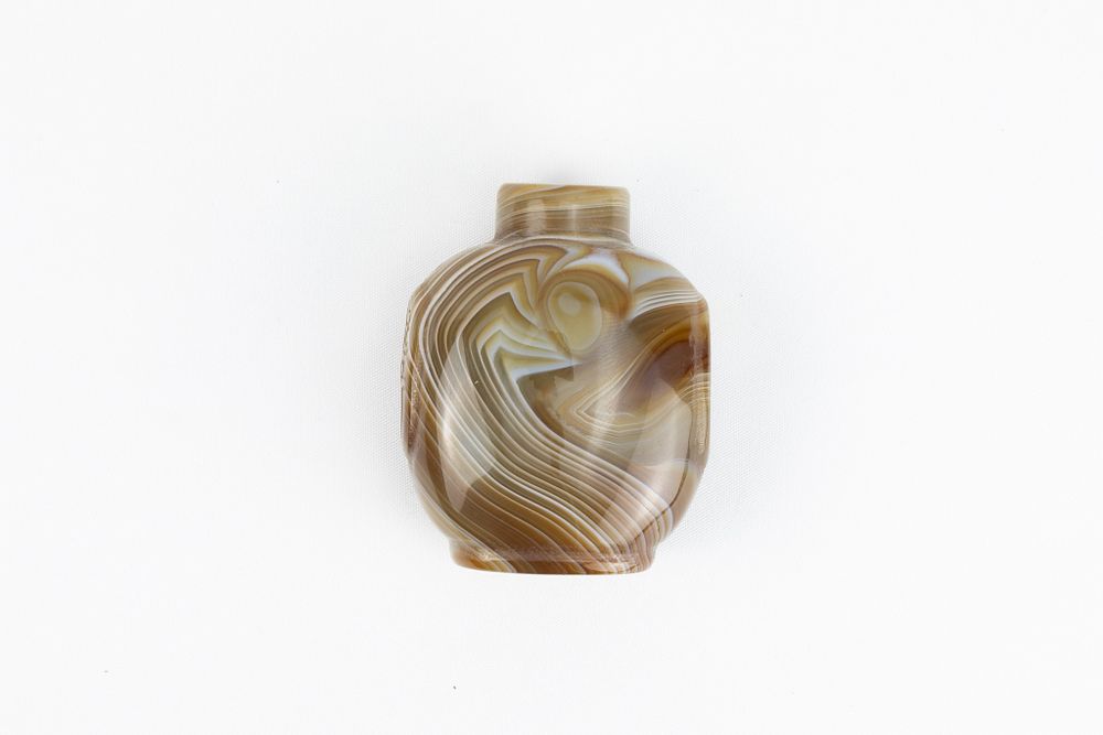 Lot 91: A Chinese Agate Snuff Bottle.