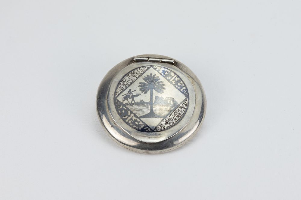 Lot 177: An Islamic Iraqi Silver Compact Mirror with Niello...