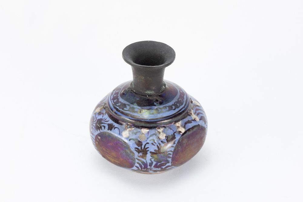 Lot 198: An Islamic Safavid Painted Bottle from the 17th...