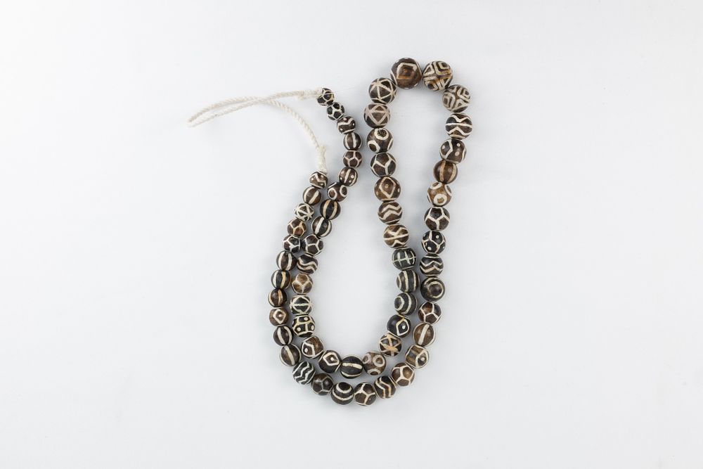 Lot 257: A Tibetan Dzi Beads Necklace.