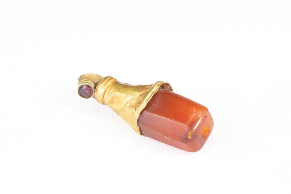 Lot 327: A Western Asiatic Gold Pendant with Carnelian &...