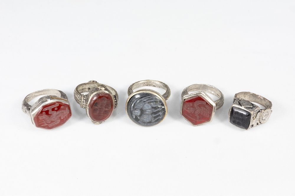 Lot 345: A Lot of 5 Intaglio White Metal Rings.