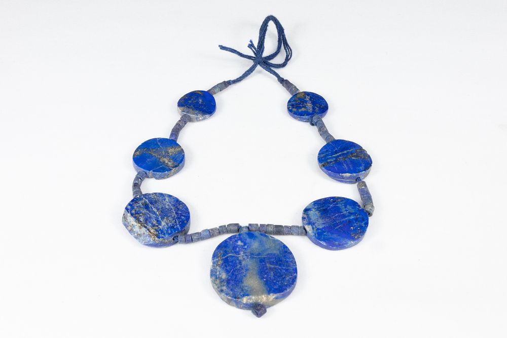 Lot 348: A Lapis Lazuli Small Necklace with Large Beads.